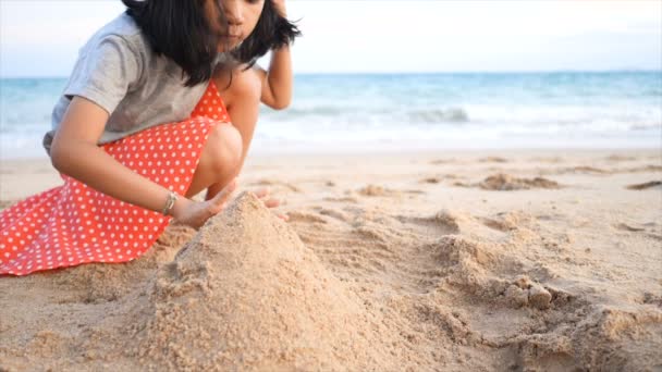 Asiatisk Liten Flicka Som Leker Stranden Med Naturen Havet Våg — Stockvideo