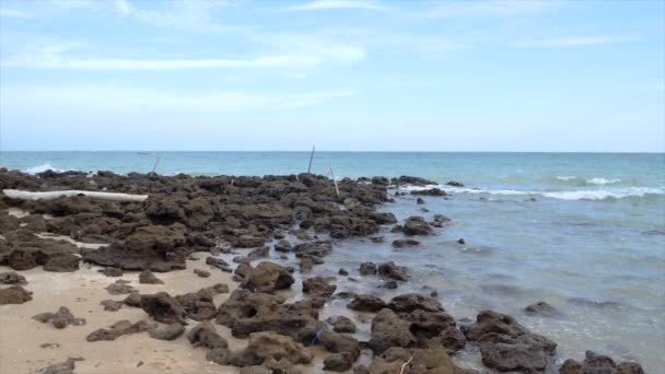 自然石と夏の休暇の概念の岩のビーチ波海岸の風光明媚な風景をスローモーション — ストック動画