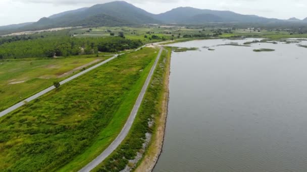 Drohne Aus Der Luft Aufgenommen Malerische Landschaft Des Großen Flussstaudamms — Stockvideo