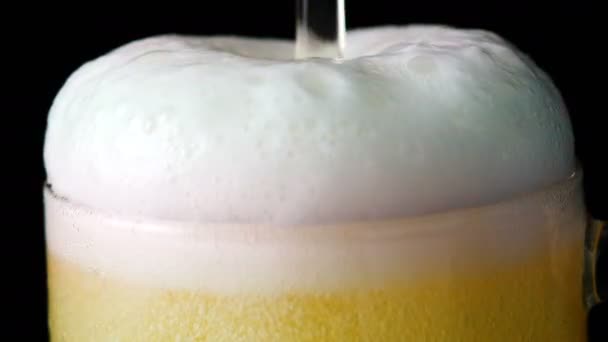 Slow Motion Bier Gieten Het Glas Met Bubble Tegen Donkere — Stockvideo