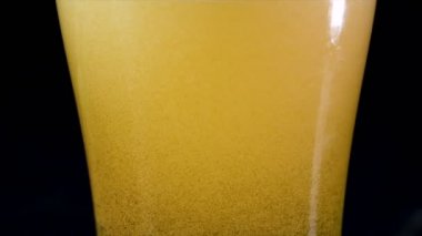 4 k yavaş bira cam balon koyu arka plan karşı içine dökme