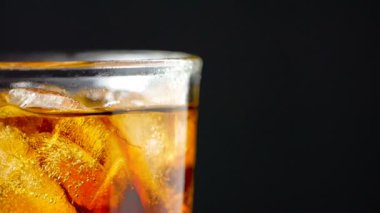 Bardağa köpüklü bira dökülüyor.