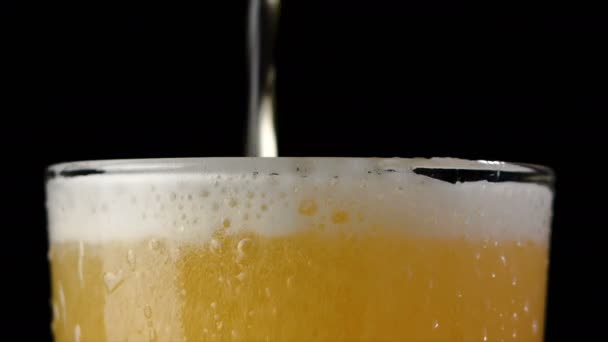 Zpomalené Pivo Nalévá Sklenice Bublinou Proti Tmavým Pozadím — Stock video