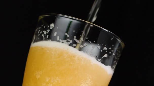 Slow Motion Bier Gieten Het Glas Met Bubble Tegen Donkere — Stockvideo