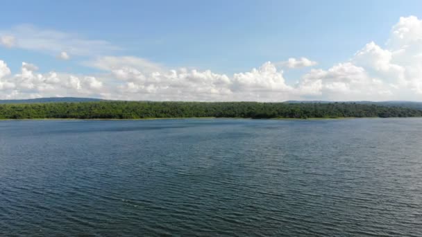 Дрон Выстрелил Воздушный Вид Живописный Ландшафт Большой Реки Водохранилища Плотины — стоковое видео