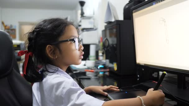 Ázsiai Kislány Thai Diák Egységes Segítségével Pen Tablet Rajz Digitális — Stock videók