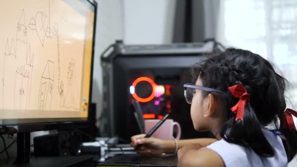 Menina Asiática Tailandês Estudante Uniforme Usando Caneta Tablet Para Desenho — Vídeo de Stock