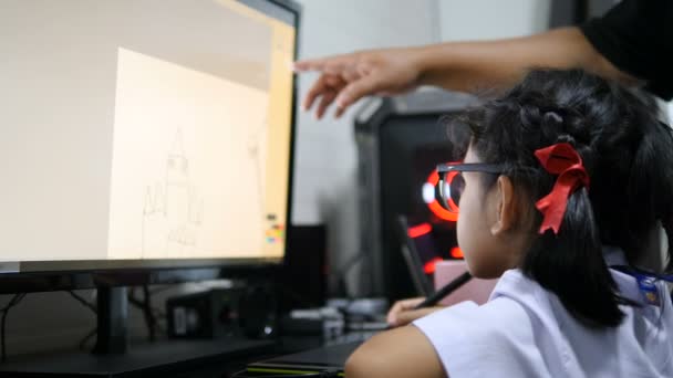 Asiatisches Kleines Mädchen Thailändischer Studentenuniform Mit Stift Tablet Zeichnen Und — Stockvideo