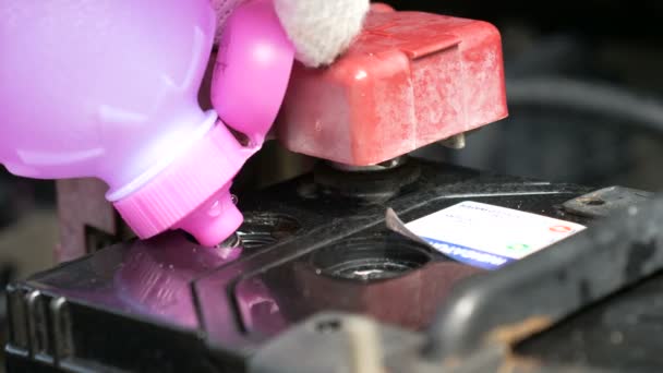 关闭机械灌注蒸馏水的手在汽车电池供电长寿命时间的电力维护 — 图库视频影像