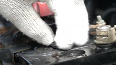 Mekanik el gevşetin ve araba pil kaynağı dökme distile su dolum güç bakım için bir kap sıkın atış yukarıya kapatmak
