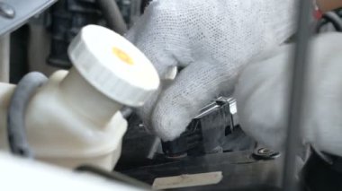 Mekanik el gevşetin ve araba pil kaynağı dökme distile su dolum güç bakım için bir kap sıkın atış yukarıya kapatmak