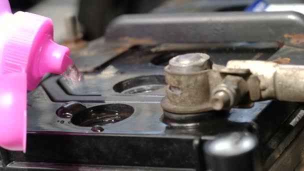 Nahaufnahme Schuss Hände Des Mechanikers Gießen Destilliertes Wasser Refill Autobatterie — Stockvideo