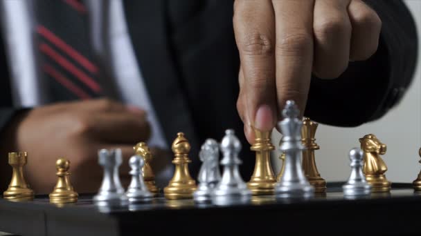 Perto Tiro Mãos Homem Jogando Xadrez Dourado Prata Selecione Profundidade — Vídeo de Stock