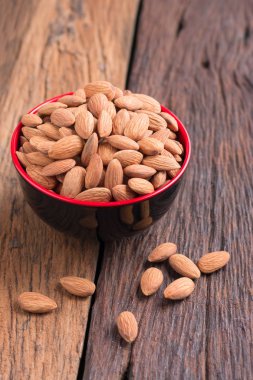 Ahşap masa, select odak alan sığ derinliği karşı seramik bir kasede badem fındık