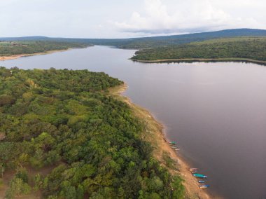 Shot havadan görünümü Manzara Manzara Doğa Orman ve dağlar tropikal arazi ile büyük nehir baraj gölünün robot