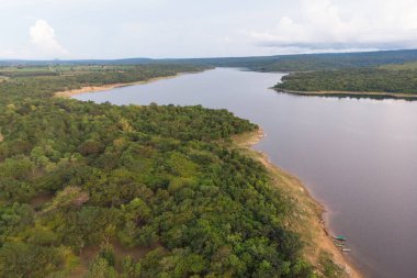Shot havadan görünümü Manzara Manzara Doğa Orman ve dağlar tropikal arazi ile büyük nehir baraj gölünün robot