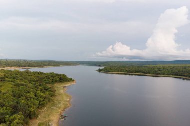Shot havadan görünümü Manzara Manzara Doğa Orman ve dağlar tropikal arazi ile büyük nehir baraj gölünün robot