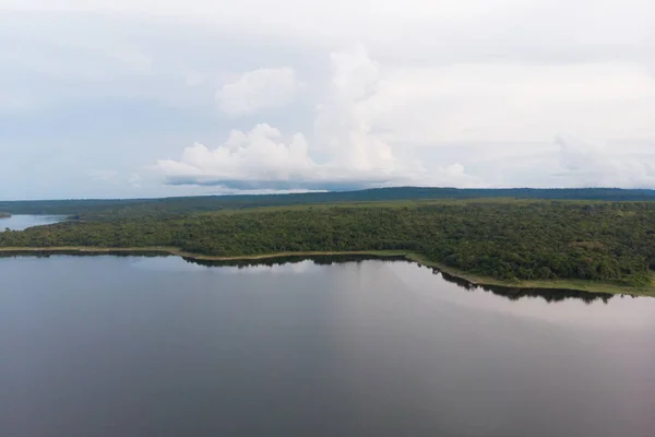 在热带土地上与自然森林和高山的大河流水库的无人机射击鸟瞰景观风景 — 图库照片