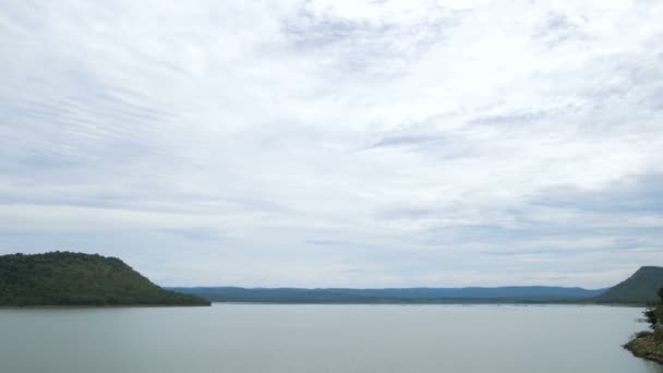 大きな川貯水池ダムと自然林と田舎で山の風光明媚な風景 — ストック動画