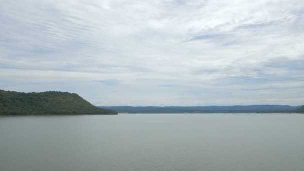 Malowniczy Krajobraz Rzeka Duży Zbiornik Dam Natura Las Góra Wsi — Wideo stockowe