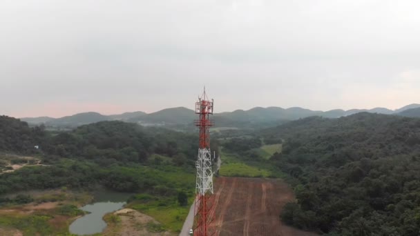 Drone Plano Vista Aérea Paisaje Escénico Torre Comunicación Con Agricultura — Vídeo de stock