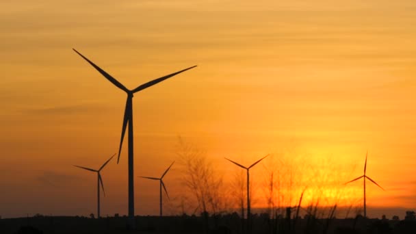 在日落气氛中为发电生态和清洁电力的风力涡轮机剪影 — 图库视频影像