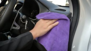 Suv araba ön panel iç temizlemek için mor mikro fiber kumaş kullanan kadın shot el kadar kapatın