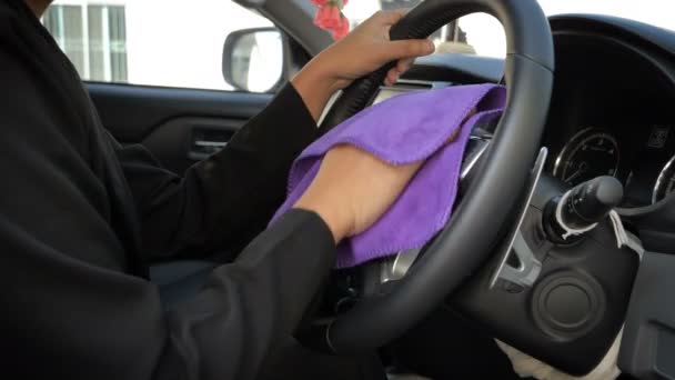 Primo Piano Colpo Mano Della Donna Utilizzando Tessuto Microfibra Viola — Video Stock