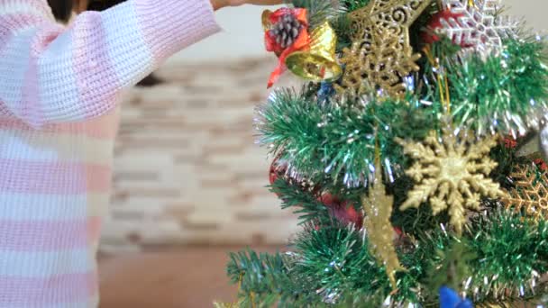 Aziatische Meisje Versieren Van Een Kerstboom Dansen Met Geluk — Stockvideo