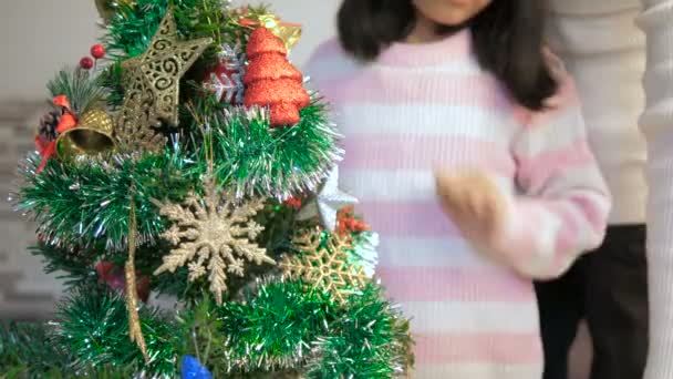 Aziatische Meisje Versieren Van Een Kerstboom Dansen Met Geluk — Stockvideo