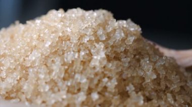 Tahta kaşık esmer şeker kasede toplama ağır çekim portre vurdu