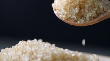 Tahta kaşık esmer şeker kasede toplama ağır çekim portre vurdu