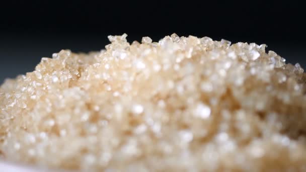 Zpomalené Detailní Záběr Dřevěnou Lžící Sbíráme Hnědý Cukr Misce — Stock video