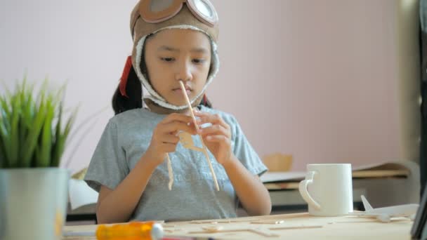 Asyalı Küçük Kız Hava Uçak Ahşap Model Select Odak Alan — Stok video