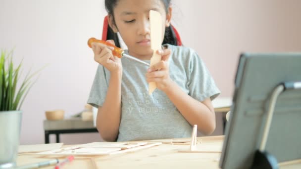 Ασιατικό Κορίτσι Λίγο Κάνοντας Αέρα Αεροπλάνο Ξύλινο Μοντέλο Επιλέξτε Εστίαση — Αρχείο Βίντεο