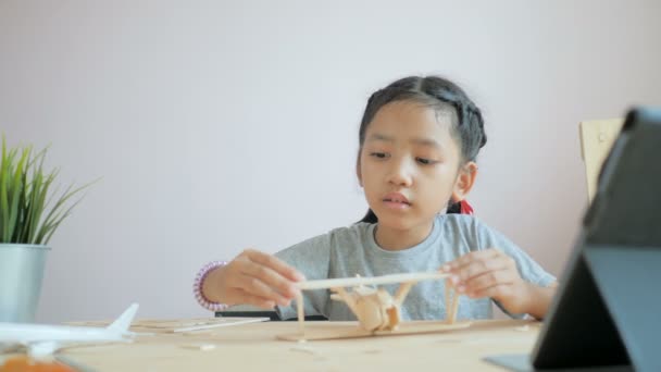 Asiática Niña Haciendo Avión Avión Modelo Madera Seleccione Foco Poco — Vídeos de Stock