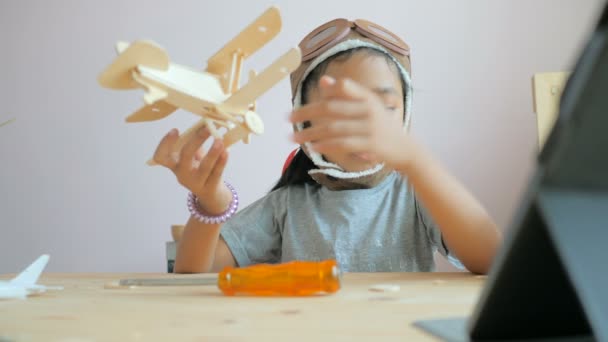 Азіатський Дівчинка Робить Повітря Дерев Яна Модель Літака Виберіть Фокус — стокове відео