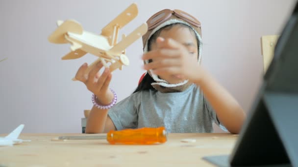 Asiática Niña Haciendo Avión Avión Modelo Madera Seleccione Foco Poco — Vídeos de Stock