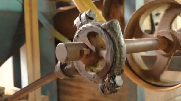 ベルト車とロータリーの歯車の回転によって作業農業古いマシン — ストック動画