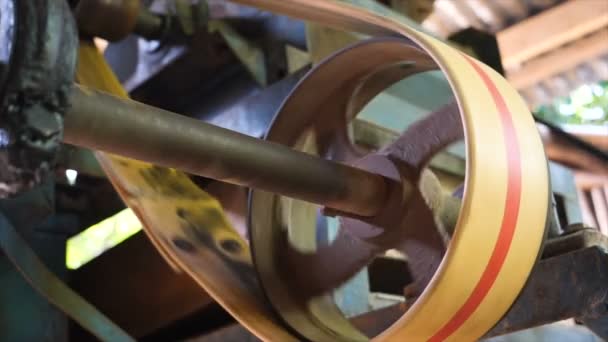 Oude Machine Voor Landbouw Werken Door Gordel Riemschijf Rotary Gear — Stockvideo
