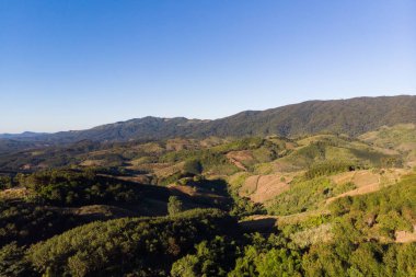 Atış dron havadan görünümü manzara dağ ve doğa mavi gökyüzü karşı
