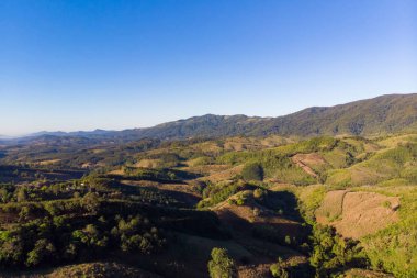 Atış dron havadan görünümü manzara dağ ve doğa mavi gökyüzü karşı