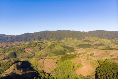 Atış dron havadan görünümü manzara dağ ve doğa mavi gökyüzü karşı