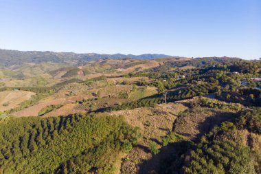 Atış dron havadan görünümü manzara dağ ve doğa mavi gökyüzü karşı