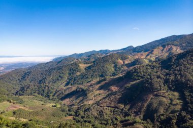 Atış dron havadan görünümü manzara dağ ve doğa mavi gökyüzü karşı