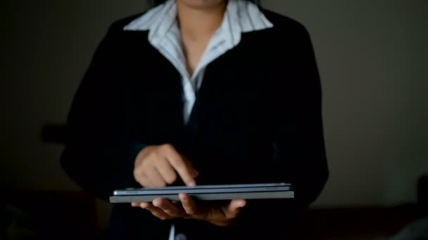 Mujer Negocios Usando Tableta Con Oscuro Grano Procesado — Vídeo de stock