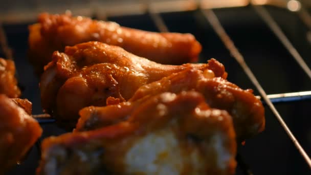 Backen Heiß Und Würzig Grill Chicken Wings Ofen Mit Getreide — Stockvideo