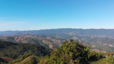 4 k uçağın shot havadan görünümü doğal peyzaj kırsal doğa dağ ve orman