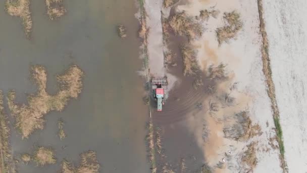 Drone Tiro Vista Aérea Trator Está Limpando Chão Fazenda Campo — Vídeo de Stock