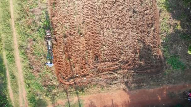 Drone Tiro Vista Aérea Tractor Está Paleando Suelo Granja Campo — Vídeos de Stock